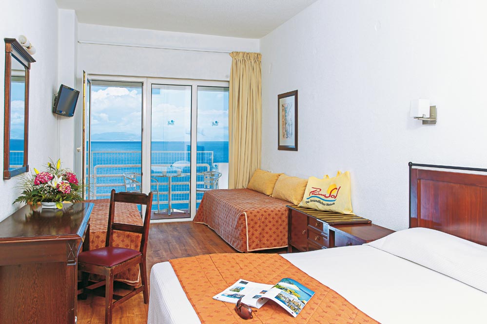 Doppelzimmer mit Meerblick im Hotel PrimaSol Ionian Sun ****